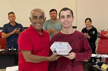 Poder Legislativo de Jóia entrega MOÇÃO DE APLAUSOS E RECONHECIMENTO ao estudante Mateus Siqueira.