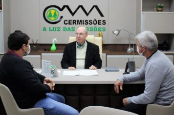 Entrega de Moção de agradecimento, de autoria do Vereador José Lucas pelos bons serviços prestados pela Empresa ao Município de Jóia e para solicitar a Empresa disponibilização de Internet a seus clientes.