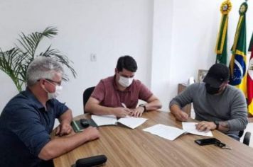 ATO DE ASSINATURA DE CONTRATO PARA CONSTRUÇÃO DO GINÁSIO POLI ESPORTIVO ADÃO PRETTO DO ASSENTAMENTO RONDINHA