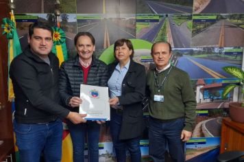 PRESIDENTE DO PODER LEGISLATIVO ROSA MARIA DEZORDI LASSEN E PREFEITO MUNICIPAL MANTÉM AUDIENCIA ,  EM  PORTO ALEGRE.