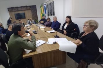 Faz uso da Tribuna  na Sessão Ordinária no dia 22 de maio Secretário Municipal da Administração e Secretária da Assistência Social.