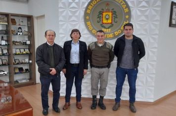 PRESIDENTE VEREADORA ROSA MARIA DEZORDI LASSEN E PREFEITO MUNICIPAL MANTEM AUDIENCIA NO COMANDO DA BRIGADA MILITAR DE PORTO ALEGRE .