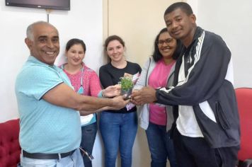 Poder Legislativo recebe visita de alunos, professora e Diretora da APAE.