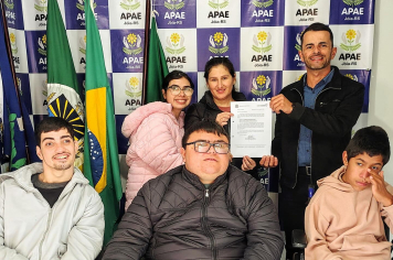 Deputado Alceu Moreira (MDB/RS) destina R$ 50 mil à APAE de Jóia; vereador Gustavo Machado realiza entrega e agradece apoio