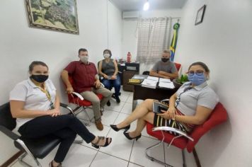  Mesa Diretora do Poder Legislativo recebe visita da Gerente do Sistema Cooperativo de Crédito Cresol e Funcionária.