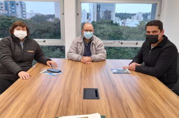 PRESIDENTE DO PODER LEGISLATIVO ROSA MARIA DEZORDI LASSEN E PREFEITO MUNICIPAL MANTÉM AUDIENCIA NA SEDE DA EMATER,  EM  PORTO ALEGRE.