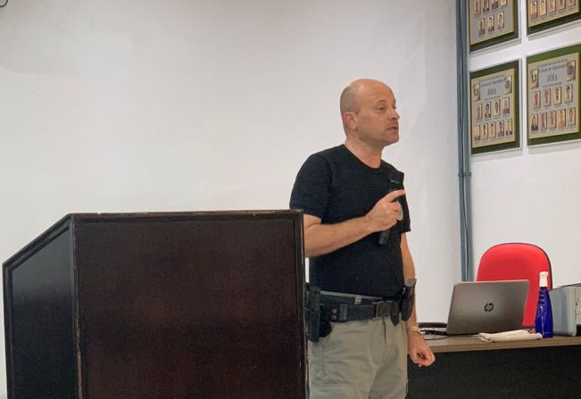 COMANDANTE DA 3º GPM DO 3º PELOTÃO DA 1ª CIA DO 29° BPM, USA A TRIBUNA LIVRE.