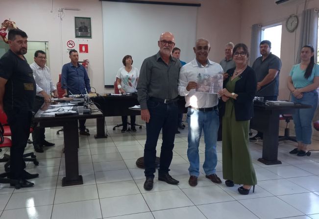 HOMENAGEM DO PODER LEGISLATIVO DE JÓIA A Drª ANDRÉA SIONE FERREIRA SERAFINI e Dr. ILONIR CARLOS SERAFINI - PROFISSIONAIS DA SAÚDE DE JÓIA.