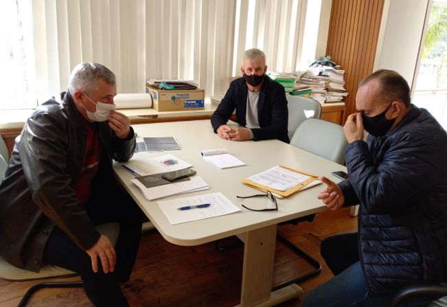 PRESIDENTE DO PODER LEGISLATIVO IGNACIO LEVINSKI PARTICIPOU  DE AUDIÊNCIA EM PORTO ALEGRE, NO INCRA. NA PAUTA,  ASSUNTOS PERTINENTES AOS ASSENTAMENTOS DO  MUNICÍPIO DE JÓIA.