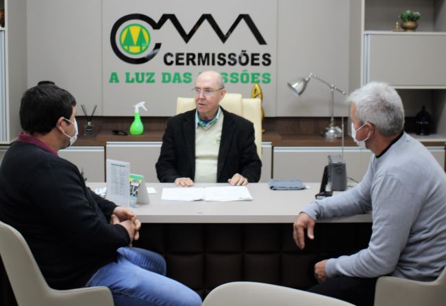 Entrega de Moção de agradecimento, de autoria do Vereador José Lucas pelos bons serviços prestados pela Empresa ao Município de Jóia e para solicitar a Empresa disponibilização de Internet a seus clientes.