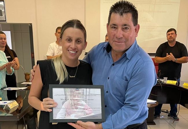  SECRETARIA DE SAÚDE ISADORA FONTANA RECEBE MOÇÃO DE APLAUSOS E RECONHECIMENTO.