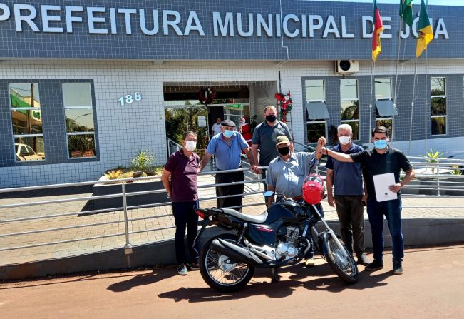 Presidente do Poder Legislativo, Prefeito e Vice-Prefeito Municipal, fazem a entrega de Motocicletas a Coopercamp.