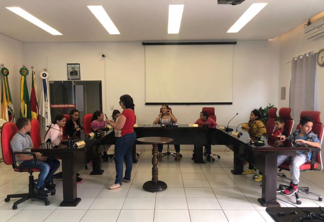 Alunos da Escola Municipal de Ensino Fundamental Conquista Dezesseis de Outubro visitam o Poder Legislativo de Jóia. 