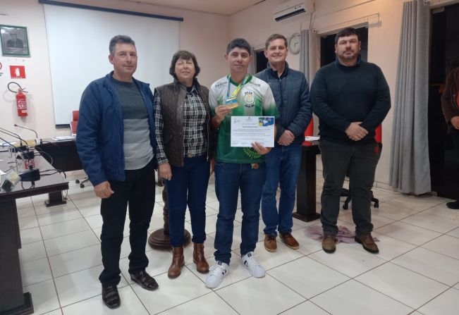 CÂMARA DE VEREADORES DE JÓIA HOMENAGEIA O ALUNO DA APAE DE JÓIA CLAUDEMIR DOS SANTOS GOMES