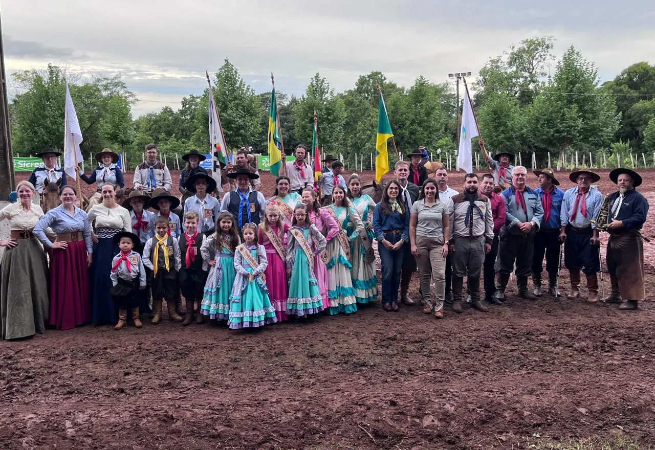 Representantes do Legislativo prestigiam a abertura do 25º Rodeio Crioulo em Jóia