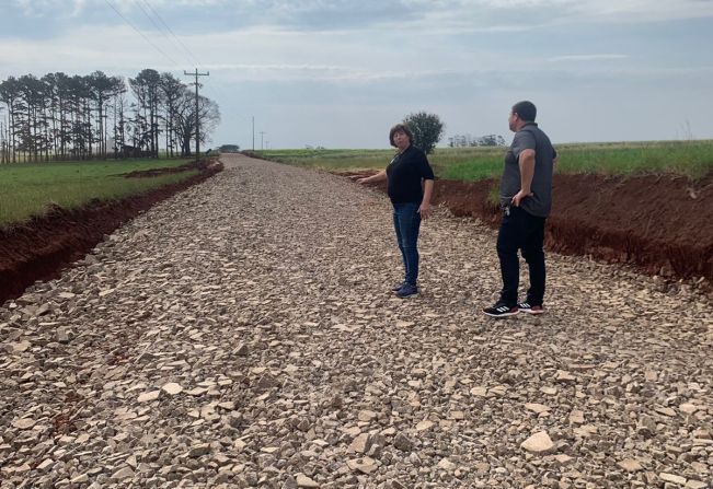  Presidente do Poder Legislativo e Vereadora Rosa Maria Dezordi Lassen e o Motorista e Vereador José Lucas da Silva acompanham os trabalhos  da Secretaria de Agricultura