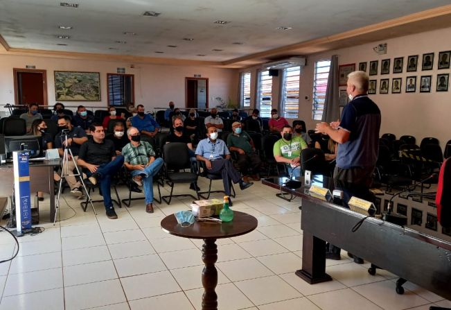 Autoridades do Município de Jóia, Comissão Pró-Estiagem, entidades e demais pessoas participaram de reunião para debater ações a serem tomadas para o enfrentamento  do momento  crítico que vive o Município hoje, em função da falta de chuvas. 