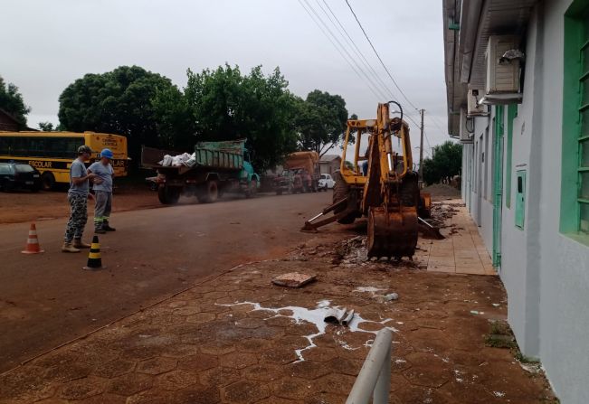 PODER LEGISLATIVO INICIA REFORMA E PINTURA NA PARTE EXTERNA, COMO TAMBÉM A CASA IRÁ PROPORCIONAR ACESSIBILIDADE AS PESSOAS PORTADORAS DE DEFICIENCIA.