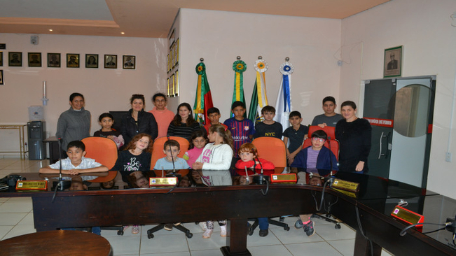  No dia 04/06/2019, os Educandos e Educadores da Escola GEOVANE BATISTA PATIAS, visitaram a Câmara de vereadores, visando conhecer as instalações internas do Poder Legislativo de Jóia.